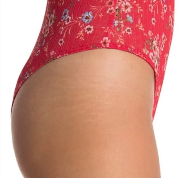 SOCIALITE Red Floral Flutter Sleeve Bodysuit - Picture 10 of 12